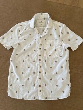 Hollister White Short-Sleeve Button-Down Shirt with Tan Diamond Print